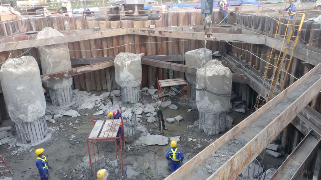 Dùng các thiết bị xe cơ giới để tiến hành đập đầu cọc khoan nhồi