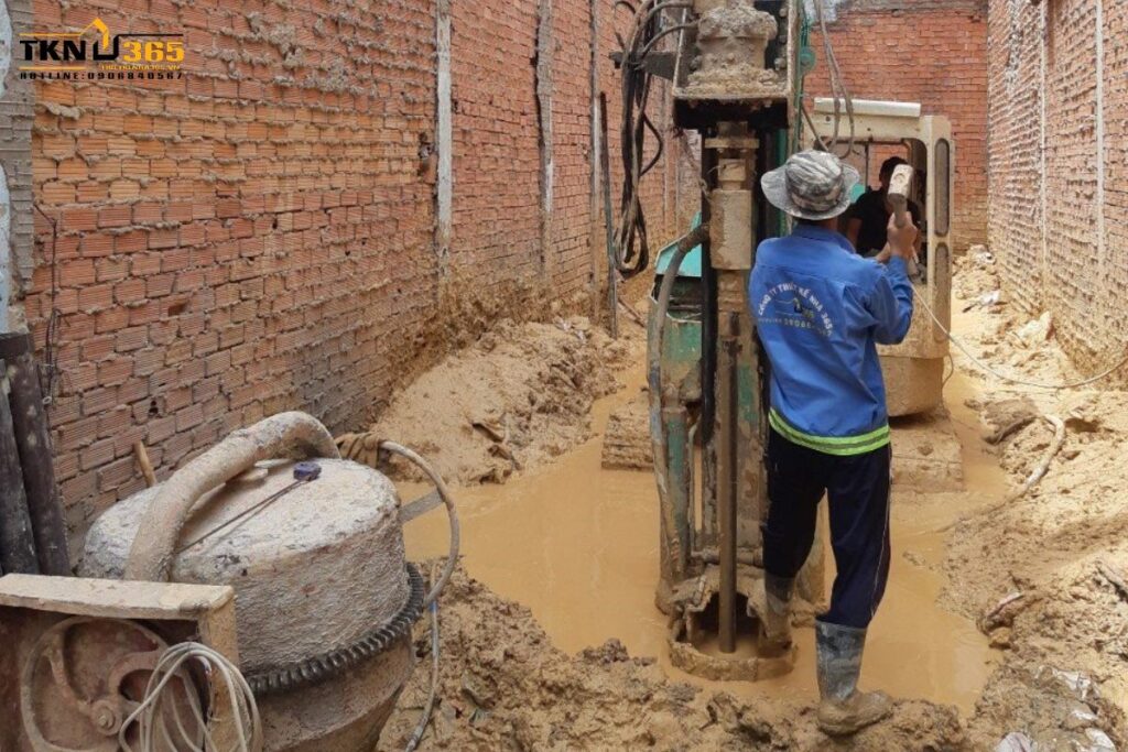 Cọc khoan nhồi là một loại móng sâu được thi công trực tiếp tại chỗ bằng cách khoan lỗ xuống nền đất, lắp đặt cốt thép rồi đổ bê tông để tạo thành cọc.