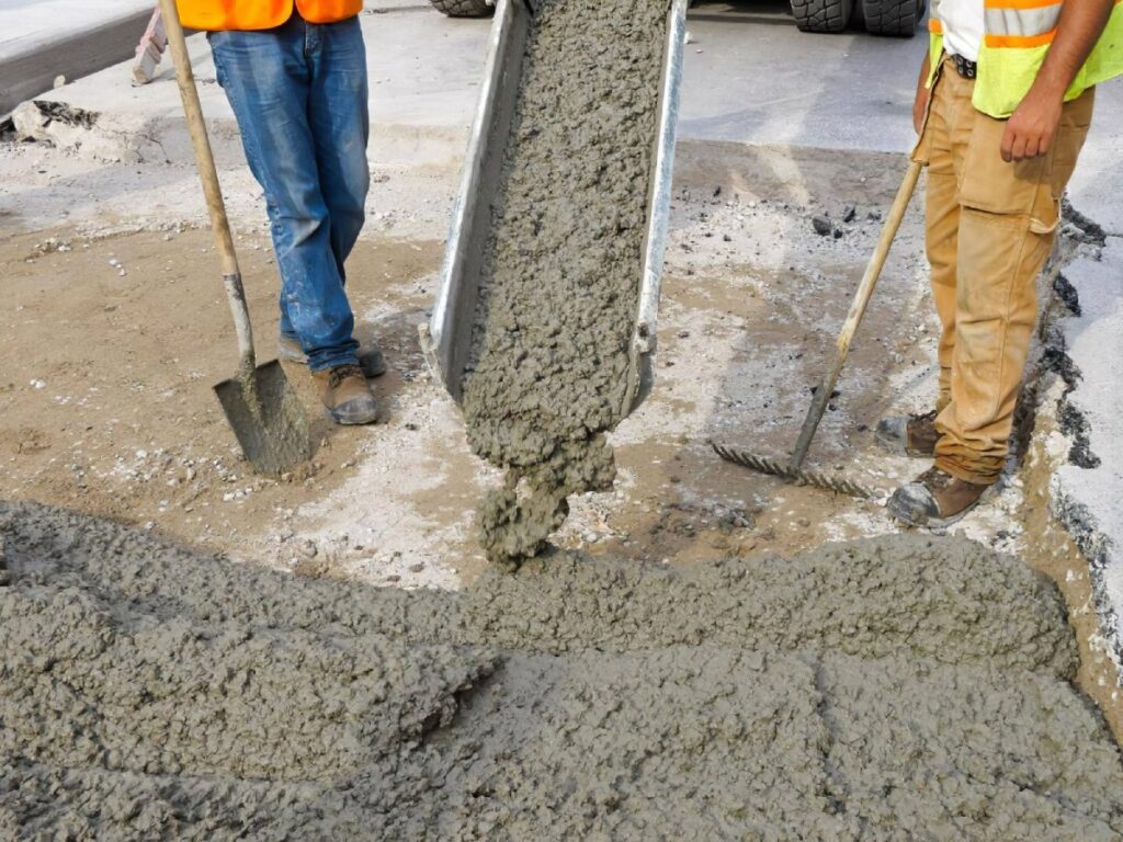 đổ móng bằng bê tông tươi hay trộn tay 2