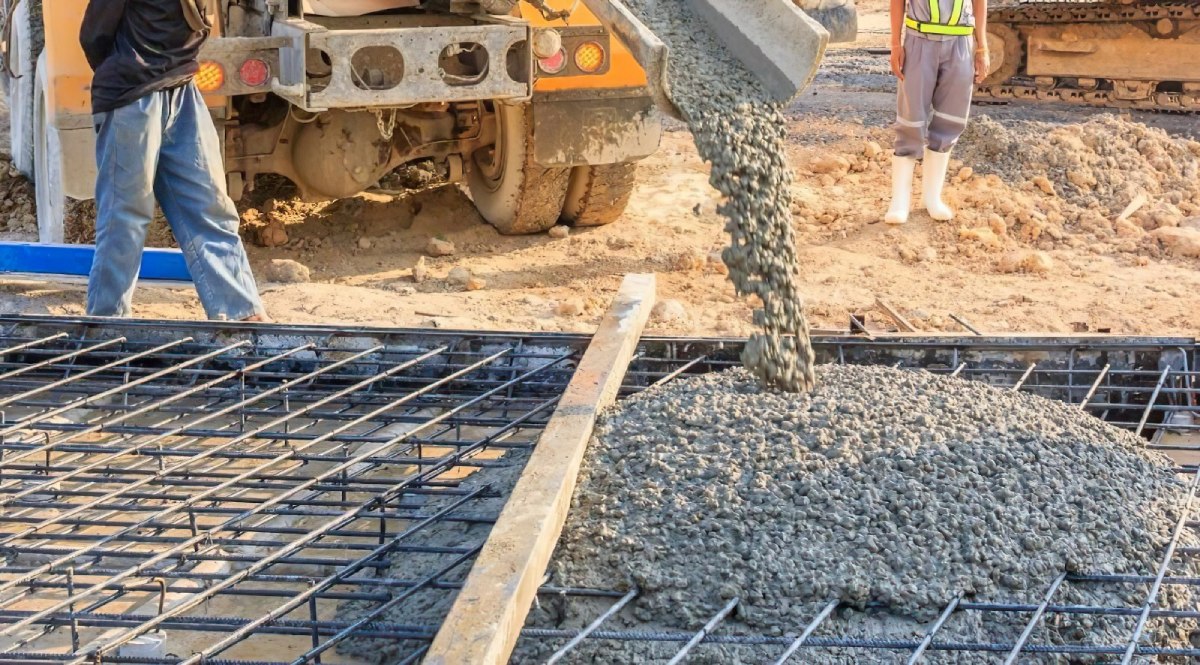 đổ móng bằng bê tông tươi hay trộn tay 1