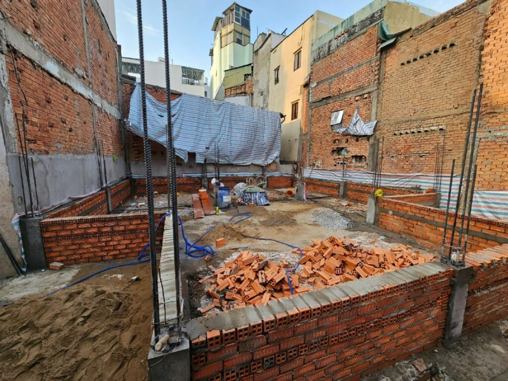 Đổ móng nhà gặp trời mưa 4