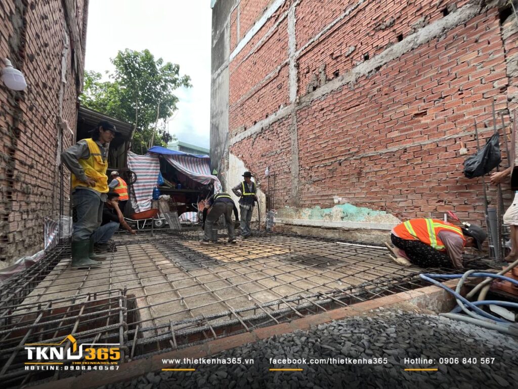 Đổ móng nhà gặp trời mưa 3