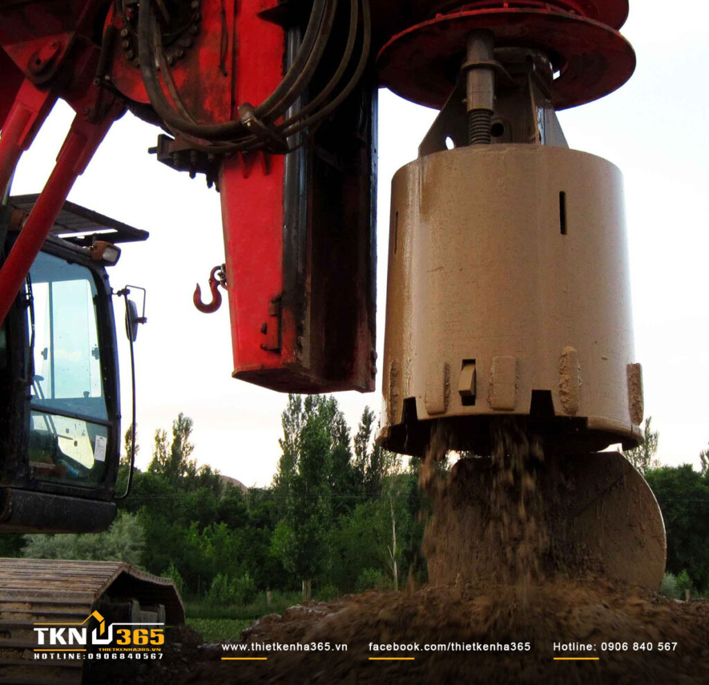Máy khoan gầu là loại máy khoan cọc nhồi sử dụng gầu khoan dạng hình trụ hoặc hình nón để cắt và lấy đất đá trong hố khoan. (Ảnh sưu tầm) Máy khoan gầu là loại máy khoan cọc nhồi sử dụng gầu khoan dạng hình trụ hoặc hình nón để cắt và lấy đất đá trong hố khoan. - Các Loại Máy Khoan Cọc Nhồi: Ưu Nhược Điểm Chi Tiết 2025