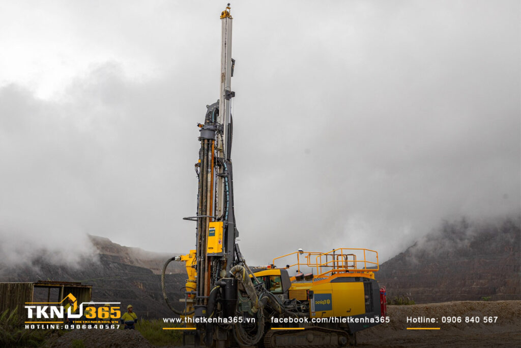 Khác với các phương pháp khoan cọc nhồi thông thường, cọc khoan nhồi áp lực ngược không chỉ dựa vào sức cắt của mũi khoan mà còn tận dụng áp lực dung dịch để chống sập hố.