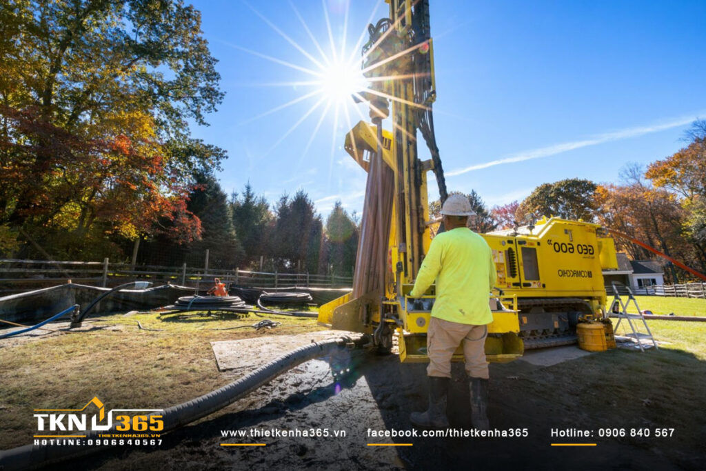 Cần theo dõi liên tục trong quá trình khoan cọc nhồi có áp lực ngược để điều chỉnh kịp thời, đảm bảo hố khoan ổn định và an toàn cho nhân công.