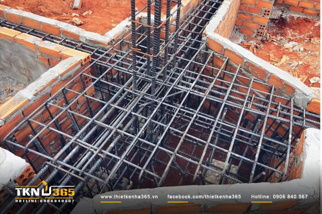 Móng cọc nhà 4 tầng là hệ móng được tạo thành từ các cọc bê tông cốt thép (cọc ép, cọc khoan nhồi...) cắm sâu xuống tầng đất cứng phía dưới. Móng cọc nhà 4 tầng là hệ móng được tạo thành từ các cọc bê tông cốt thép (cọc ép, cọc khoan nhồi...) cắm sâu xuống tầng đất cứng phía dưới.