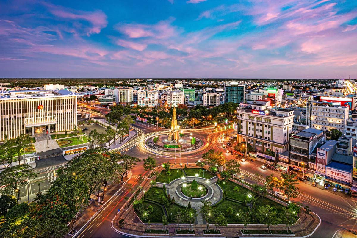 Cà Mau có nền đất yếu, nhiều bùn sét và chịu tác động từ sông rạch ven biển, vì vậy giải pháp khoan cọc nhồi tại đây giữ vai trò then chốt trong việc tạo nền móng vững chắc cho công trình.