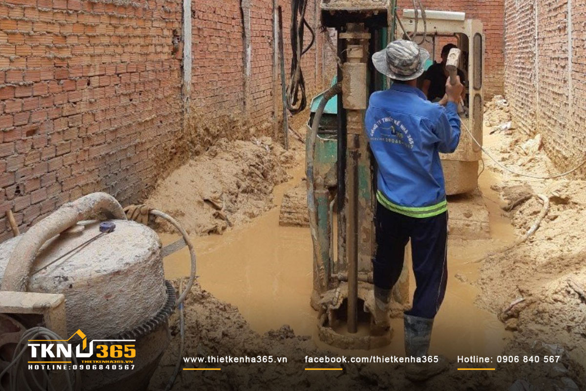 Cọc khoan nhồi là phương pháp khoan lỗ trực tiếp xuống đất, sau đó hạ lồng thép và đổ bê tông tại chỗ.