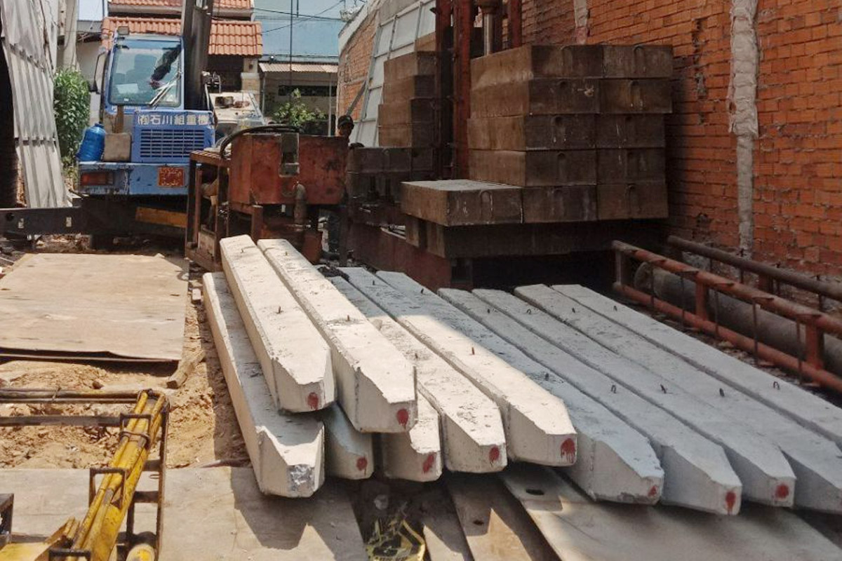 Ép cọc bê tông là phương pháp sử dụng cọc bê tông đúc sẵn, sau đó ép xuống nền đất bằng máy thủy lực.