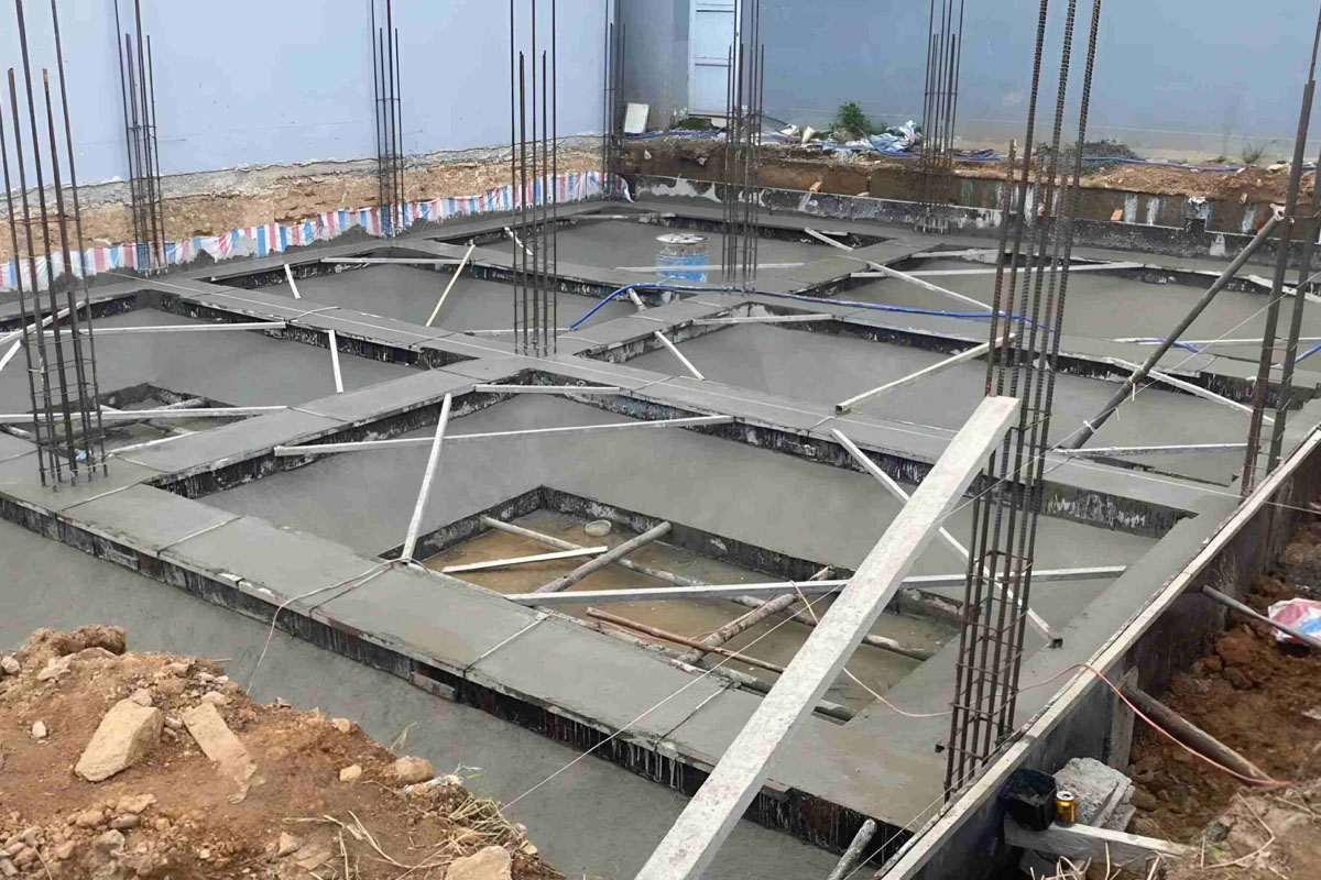 Móng băng là loại móng nông, thường được bố trí chạy liên tục dưới tường hoặc hàng cột chịu lực.